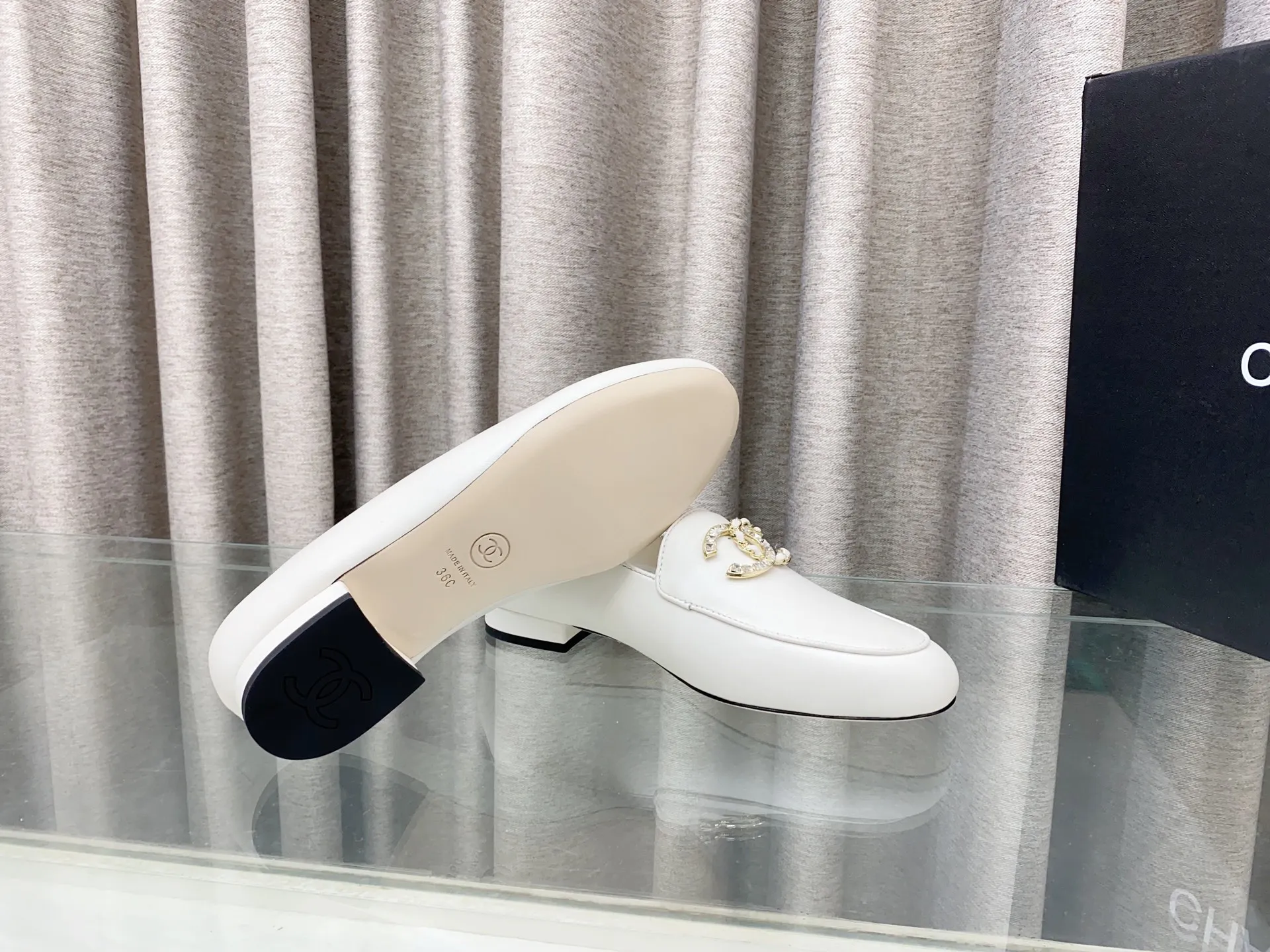 👟👟Ex-factory price 620👟👟 25Fw new spring and summer Chanel small perfume diamond double C half slippers/Loaf single shoes. Versatile style that you don’t get tired of. Super classic style. Casual with exquisiteness and stable temperament. This spring and summer is a beautiful bonus treasure! Upper: Lambskin Lining: Lambskin lining High heels: Flat soles: Italian genuine leather outsole Size: 35-39 (40 and 41 customizations are not returnable)